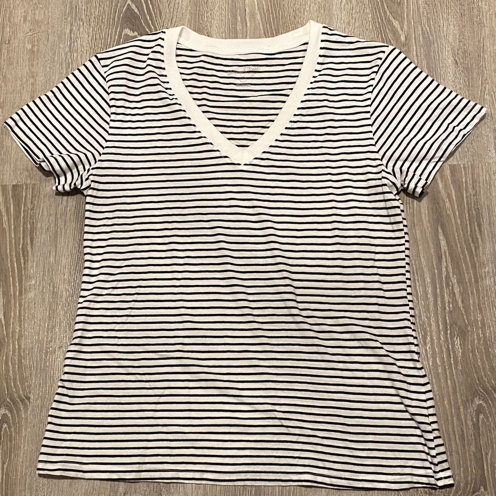 NWOT Universal Thread V-Neck Tee M